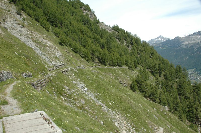 Descending to Jungen and St Niklaus