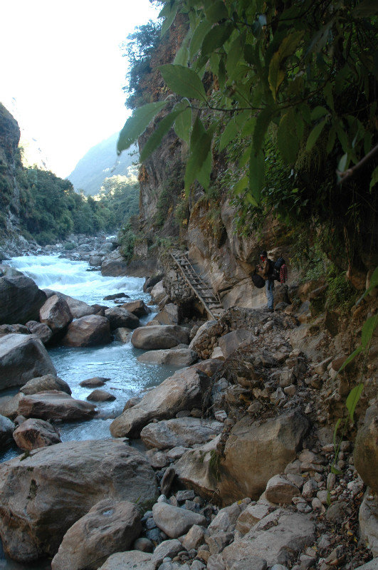 Difficult trail before a steep climb to Amjilosa