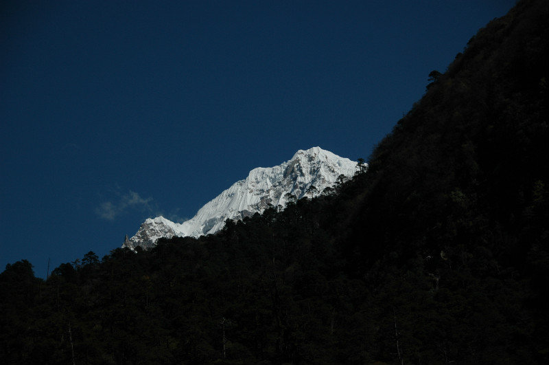 First "close" view of white mountains on the way from Phole to Ghunsa