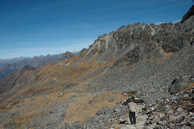 Looking back towards Mirgin La with porters coming in the opposite direction
