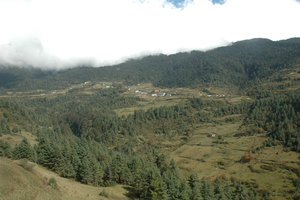 Looking back towards Ringmo and Trakshindu La ( now covered in clouds )