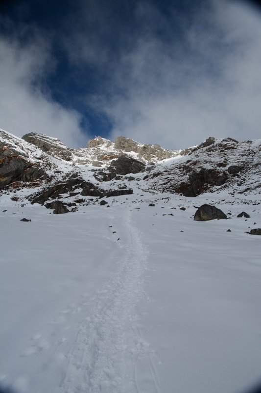 Walking on fresh snow to the Laurebina Pass