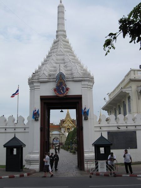 Enterance to Wat Prakaeo.
