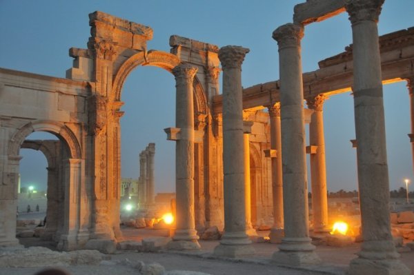 Palmyra's Monumental Arch after sunset