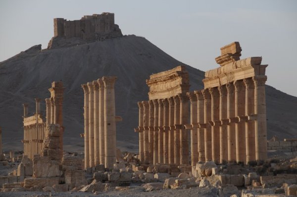 The Qala'at ibn Maan backdrops the ruins - Palmyra