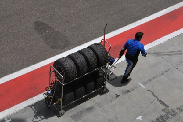 Pit crew for a support race - Bahrain International Circuit