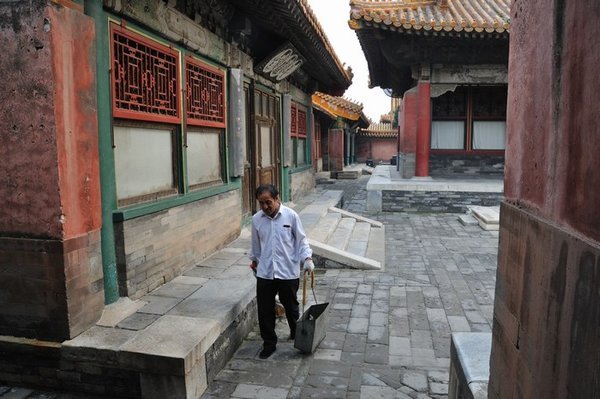 A solo cleaner goes about his duties - Western Palaces, Forbidden City, Beijing, China