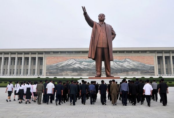 Orderly rows of people approach the statue of the Great Leader - Mansu Hill, Pyongyang, North Korea
