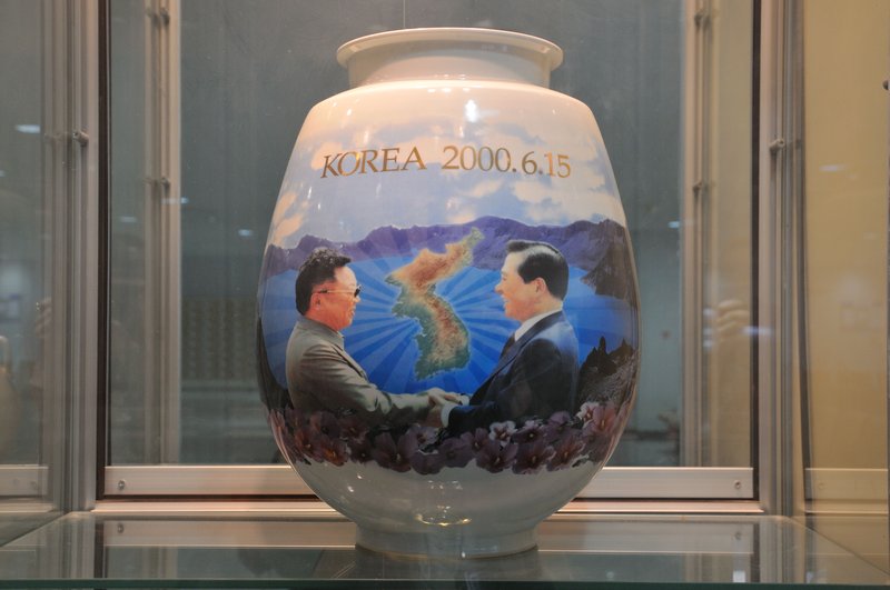 Memorial jar on meeting between Kim Jong-il and Kim Dae-jung