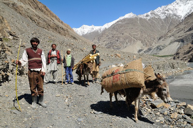 Carrying goods in the near Sargaz - Afghanistan