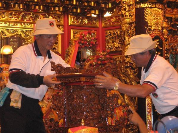 The dipper lamp is reassembled in the Ching-An Temple