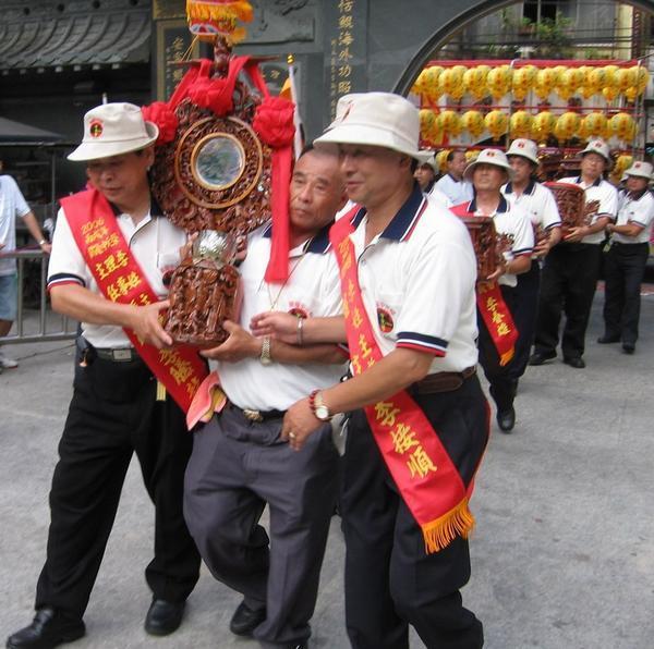 The procession of a disassembled dipper lamp into the Ching-An Temple