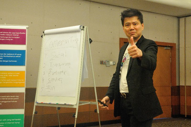 Andrew Chow gives me the thumbs up at Malaysia Social Media Week - Petaling Jaya, Malaysia
