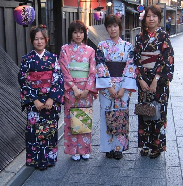 Dressed to shop - Hanami-koji in Gion, Kyoto
