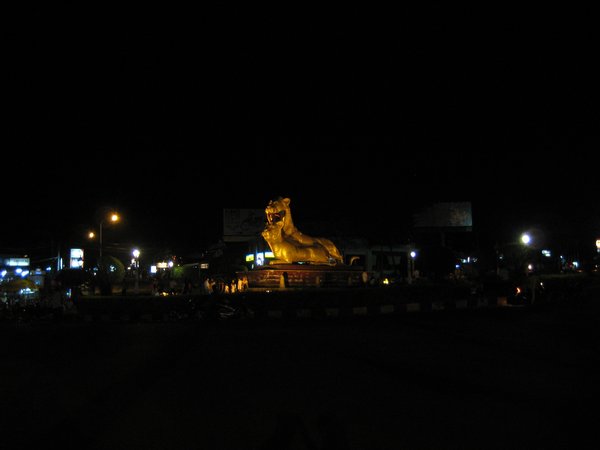 Golden Lion Roundabout IMG 3709 (23)