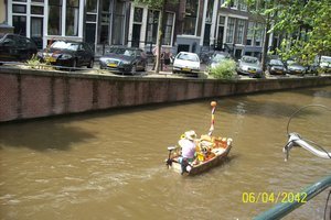 Crazy guy playin a music box down the canal