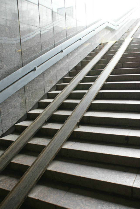 wheelchair access to a russian subway station