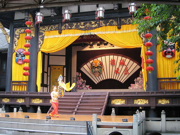 Sichuan opera show in a teahouse