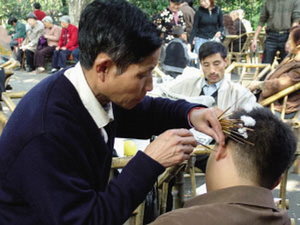 Ear cleaning--a unique service in Sichuan teahouse