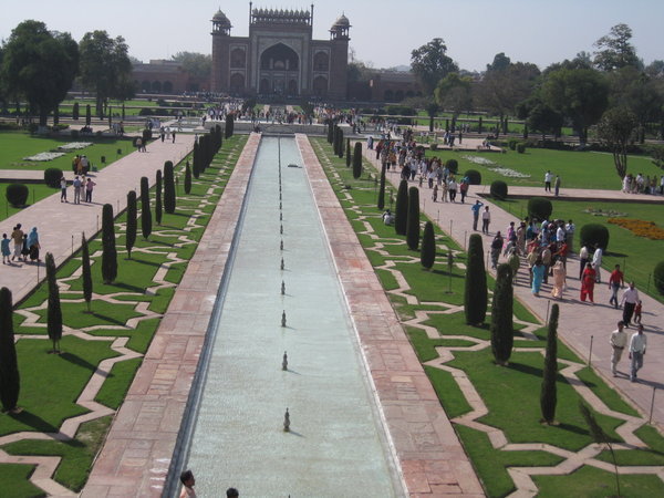 Gardens leading to Taj
