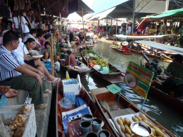 Det flytende markedet utenfor Bangkok