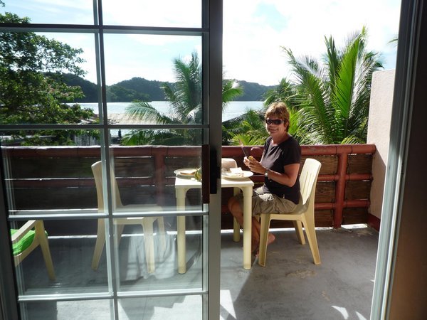 Frokost paa verandaen utenfor rommet vaart i Palau
