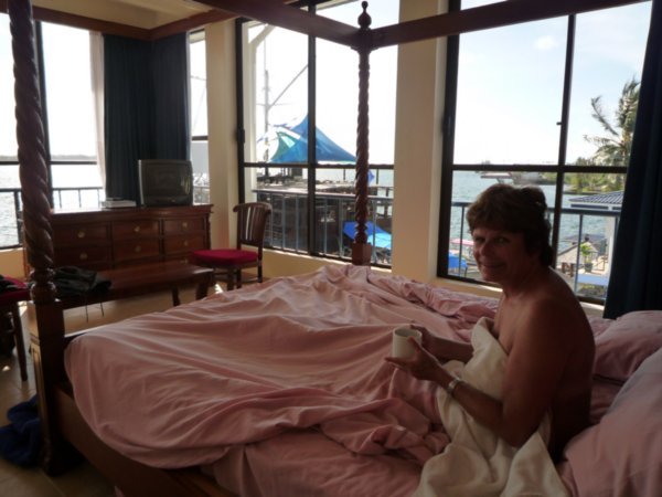Litt av rommet vårt på Manta Ray Bay Hotel. Det fortsetter med store vinduer mot venstre. Utrolig utsikt fra senga