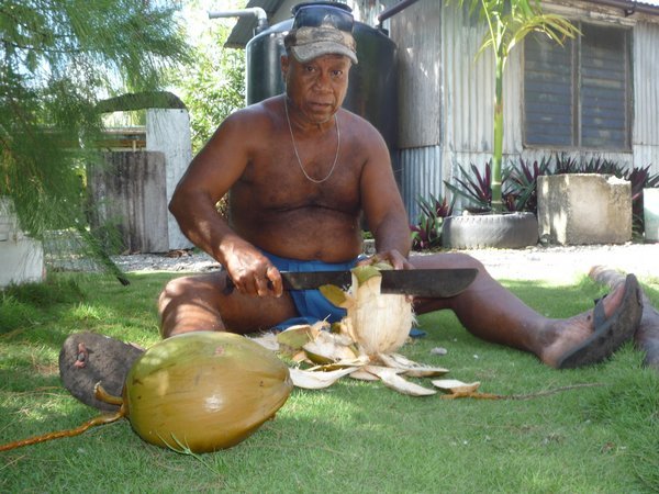 Falalop:  Andrew gjoer klar kokosnoetter til oss