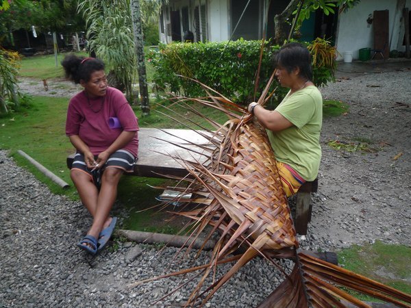 Falalop:  Helen fletter kurv av palmeblader