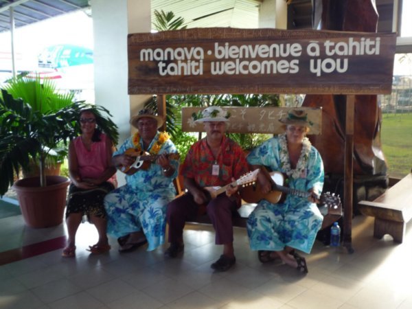 "Mottakelsesorkesteret" på Tahiti flyplass