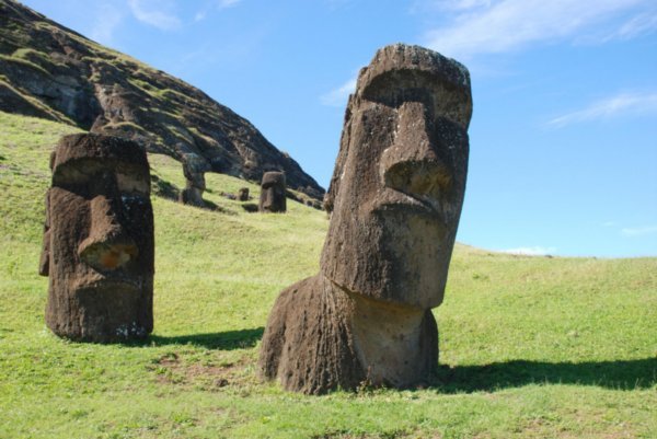 Dette er også i skråningen nedenfor der moaiene ble hugget ut