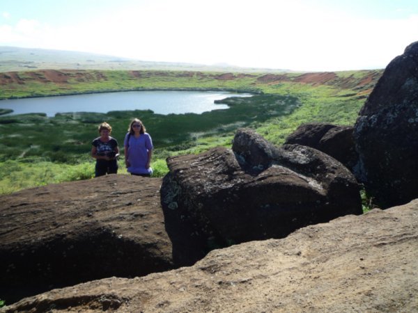 Moai som ikke er ferdig hugget ut. Kratersjøen sees bak Kari og Karine