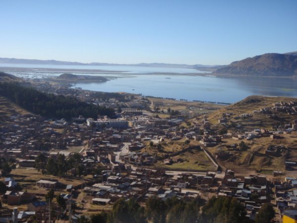 Utsikt over Puno med Titicacasjøen og sivområdene hvor "De Flytende Øyene" ligger