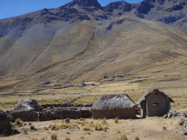 Typisk gårdsbruk på høysletta ved Titicaca