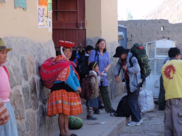 Vi har nettopp ankommet Ollantaytambo med lokalbuss. Kvinnedraktene er annerledes her enn ved Titicaca