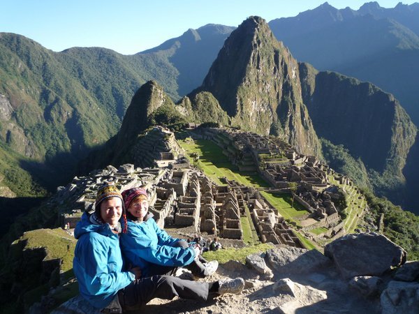 Machu Picchu like etter soloppgang. Waynapicchu, som Ola var oppaa, er den stoerste toppen i bakgrunnen