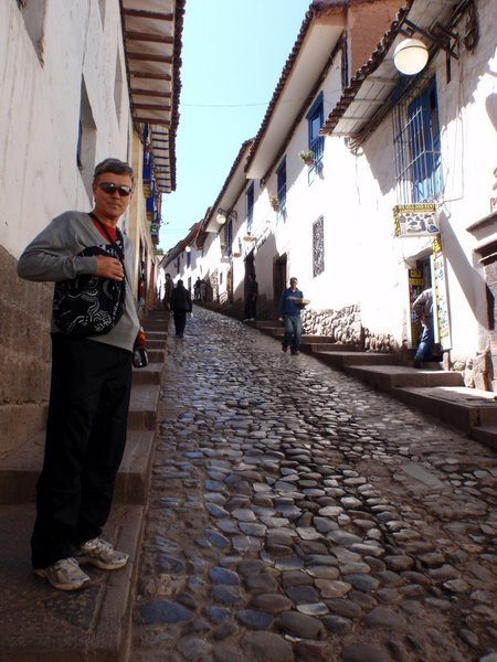 Typisk gate i Cusco. Ikke rart det er mest knoettsmaa biler her