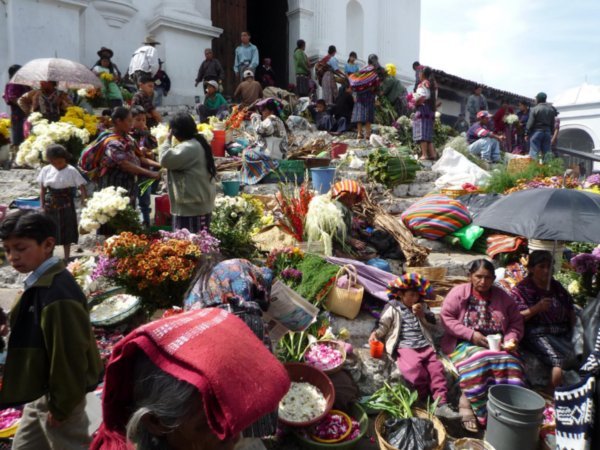 Søndagsmarkedet i Chichicastenango (#2). Blomstermarked på kirketrappa