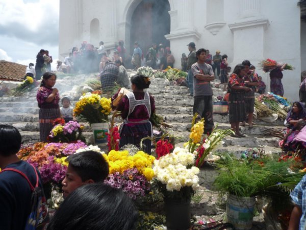 Søndagsmarkedet i Chichicastenango (#3). Blomstermarked og røyk fra bønnebål på kirketrappa