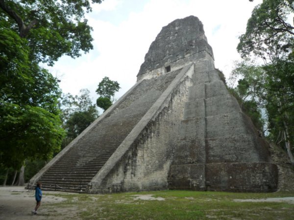 Mayaruinene i Tikal (#5). Tempel nr. V, 57 m høyt. Kari blir liten nede i venstre hjørne