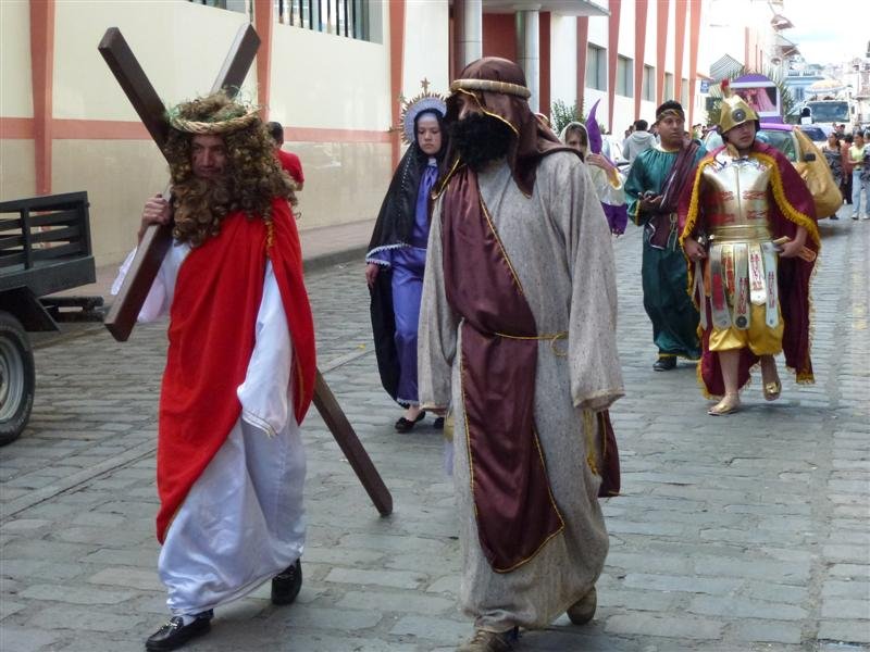 Parade med voksne og barn i Cuenca på Palmesøndag