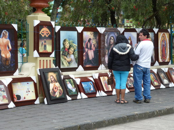 Banos - Paaske og masse Jesusbilder ispedd noen lettkledde damer