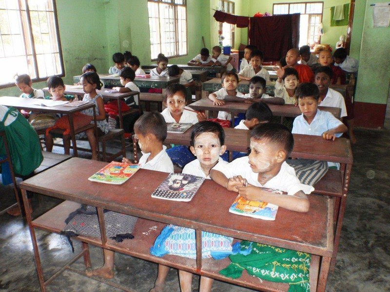 Barna på munkenes skole for de fattigste familiene 