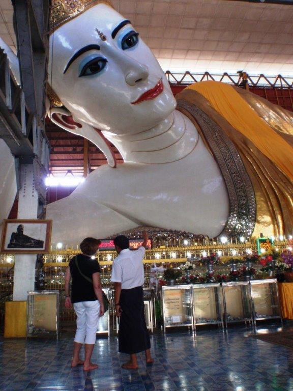 Myanmars største liggende Budda