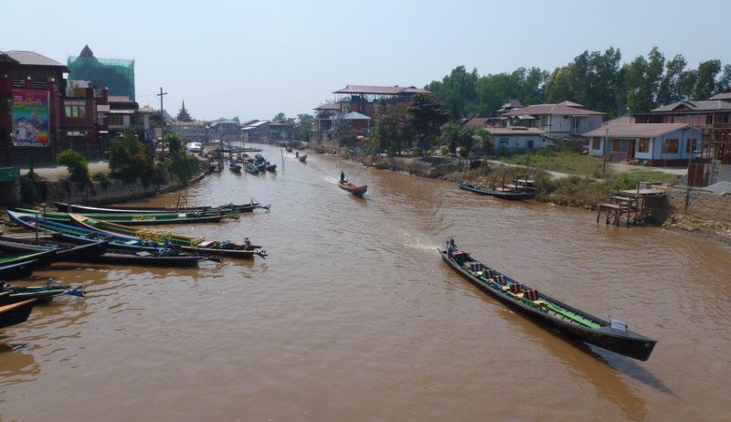 Havneområdet ve elva i landsbyen Nyaung Shwe. Her gikk vi om bord i en slik langbåt som starten på turen ut på Inle Lake.