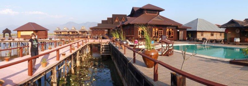 Hotellet vårt på Inle Lake; Shwe Intha Floating Resort.