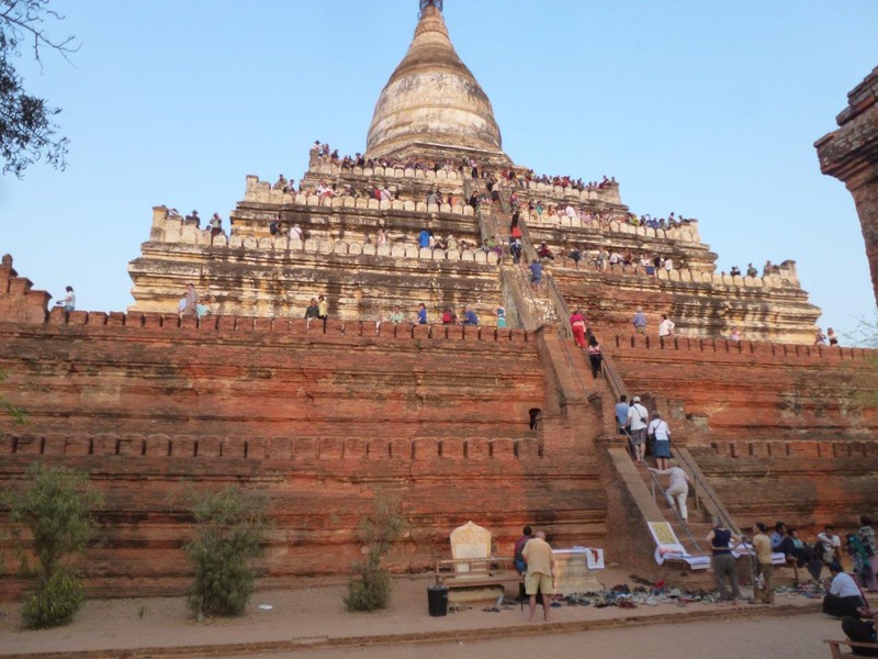 Shwesandaw-tempelet like før solnedgang. Her samlet folk seg som på et fuglefjell.