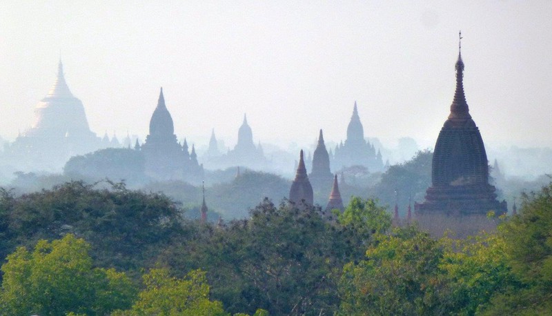 Vakker utsikt over noen av de mer enn 2000 religiøse monumentene i Bagan.