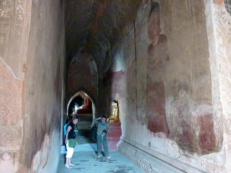 Vakre freskomalerier i stote tempelganger der ikke sollyset har kommet til og ødelagt fargene.