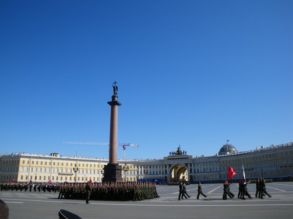 Parade militaire devant le Palais d'hiver